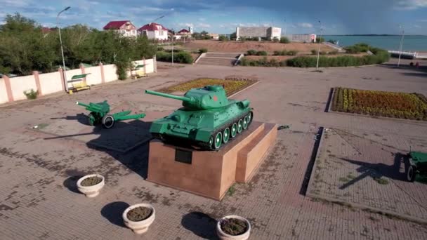 Real Military Tank Shore Lake Balkhash Two Guns Nearby Monument — Stockvideo