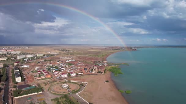 Bright Rainbow Rain City Lake Part Rainbow Falls Green Water — Stockvideo