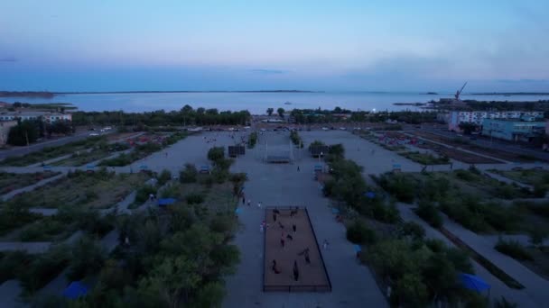 Embankment City Balkhash Ship Sailing Lake Dark Green Water Calm — Vídeo de stock