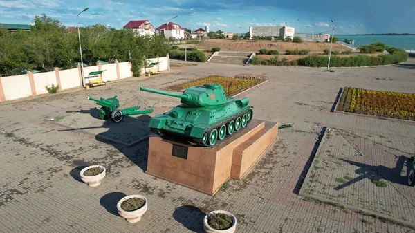 Real Military Tank Shore Lake Balkhash Two Guns Nearby Monument — Fotografia de Stock