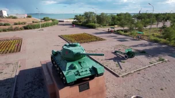 Real Military Tank Shore Lake Balkhash Two Guns Nearby Monument — стоковое видео
