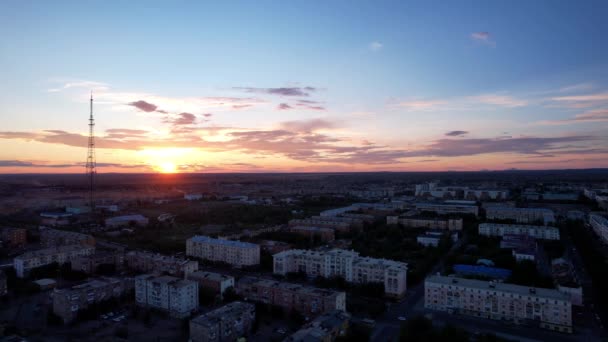 Rózsaszín Naplemente Egy Kisváros Felett Első Látásra Egy Drónról Gyors — Stock videók