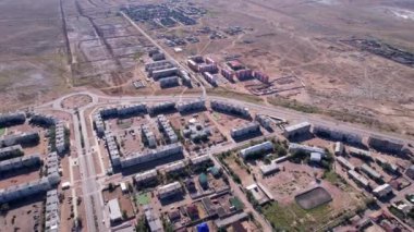 Küçük Balkhash kasabası bir dronun manzarasıdır. Yeni ve eski evler var, oyun alanları inşa ediliyor. Arabalar yollarda gidiyor. Bozkırın ortasında bir şehir, ama gölün yanında.