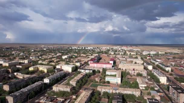 Balkhash Şehrinin Üzerine Parlak Gökkuşağı Yağmur Küçük Kasaba Sırılsıklam Büyük — Stok video
