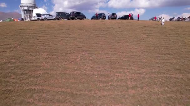 Рядом Обсерваторией Установлен Лагерь Палатками Большая Группа Туристов Автомобилях Два — стоковое видео