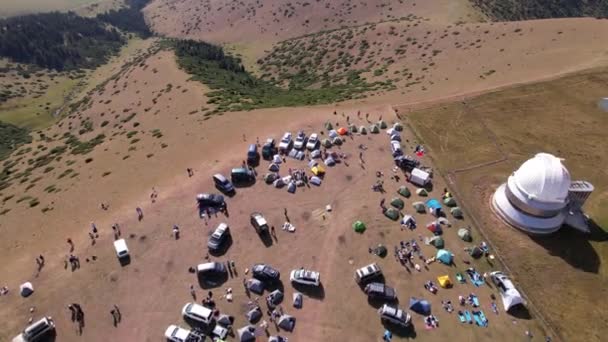 Tent Camp Located Observatory People Arrived Cars Camp Slope Green — Stock videók