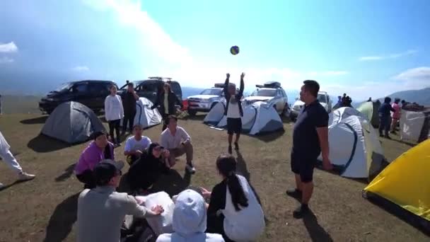 Group People Play Volleyball Nature Big Circle Throw Ball Tent — Stockvideo