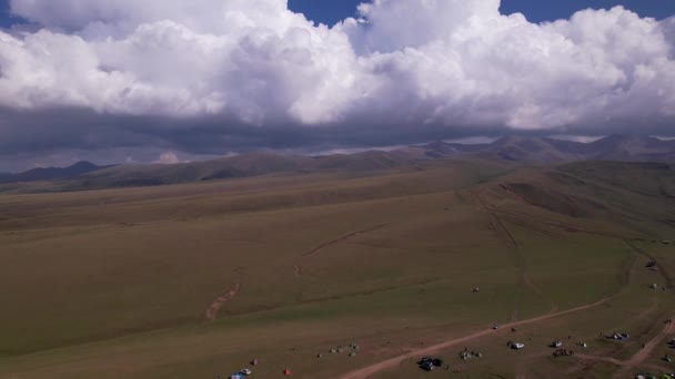 Ατελείωτα Πράσινα Λιβάδια Βουνά Και Μεγάλα Σύννεφα Τουρίστες Περπατούν Μέρη — Αρχείο Βίντεο