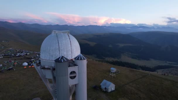 Δύο Μεγάλοι Θόλοι Τηλεσκοπίων Ηλιοβασίλεμα Κηφήνας Άποψη Του Αστεροσκοπείου Assy — Αρχείο Βίντεο