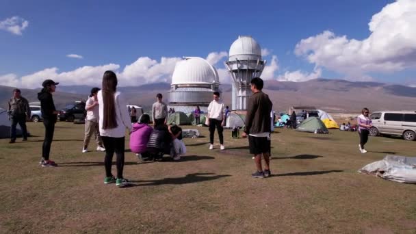 Tent Camp Located Observatory People Arrived Cars Camp Slope Green — Vídeo de stock