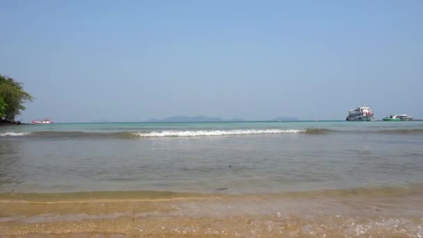 Plaża Wyspie Tajlandia Widokiem Morze Statki Małe Plastikowe Molo Brzegu — Wideo stockowe
