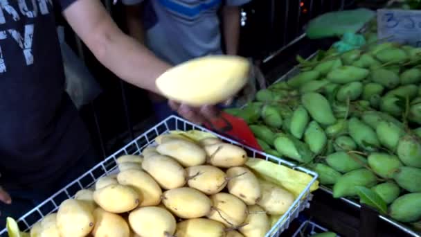 Avond Thaise Markt Mango Van Verschillende Kleuren Staan Toonbank Verkopen — Stockvideo