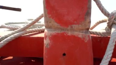 Tayland 'da gemiyle seyahat et. Açık okyanus manzarası, yeşil adalar ve sisli gri gökyüzü. Dalgalı yeşil su. Adalar arasında yelken açmak. Farklı taraflardan gemi: kıç, yay, halat, çapa.