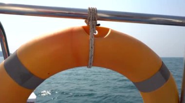 Tayland 'da gemiyle seyahat et. Açık okyanus manzarası, yeşil adalar ve sisli gri gökyüzü. Dalgalı yeşil su. Adalar arasında yelken açmak. Farklı taraflardan gemi: kıç, yay, halat, çapa.