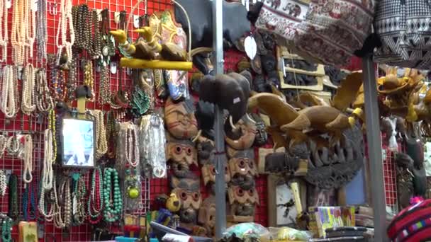 Loja Tailândia Com Lembranças Máscaras Ornamentos Feitos Madeira Barraca Rua — Vídeo de Stock