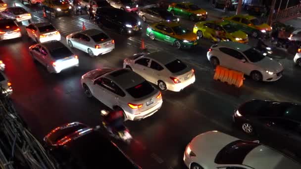 Nächtliche Straßen Bangkoks Viele Autos Auf Der Straße Mancherorts Bildete — Stockvideo
