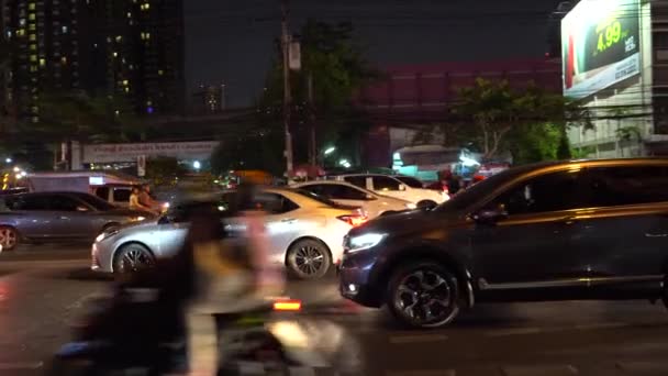 방콕의 야간거리 곳에서는 체증이 있었습니다 오토바이를 사람들은 지나간다 빛난다 보도는 — 비디오
