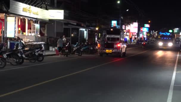 Pusta Ulica Wyspy Koh Chang Tajlandia Kilku Turystów Nocnej Ulicy — Wideo stockowe