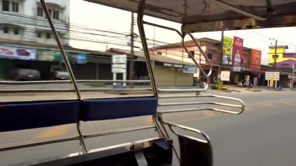 在泰国开车旅行 看路的景色 特拉特省的城市景观 我在皮卡的行李箱里到处走动 路过的车 骑摩托车的那里有房子 广告牌 — 图库视频影像