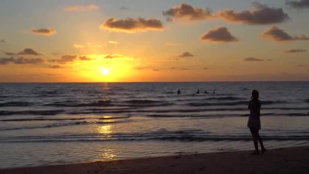 Zachód Słońca Wyspie Widokiem Morze Promień Słońca Odbija Się Wodzie — Wideo stockowe