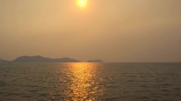 Закат Острове Видом Море Луч Солнца Отражается Воде Вдалеке Видно — стоковое видео