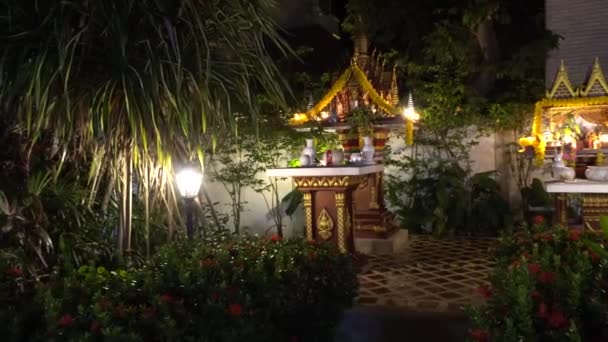 Malé Thajské Chrámy Pro Oběti Bohům Krásné Světlé Domy Zdobené — Stock video
