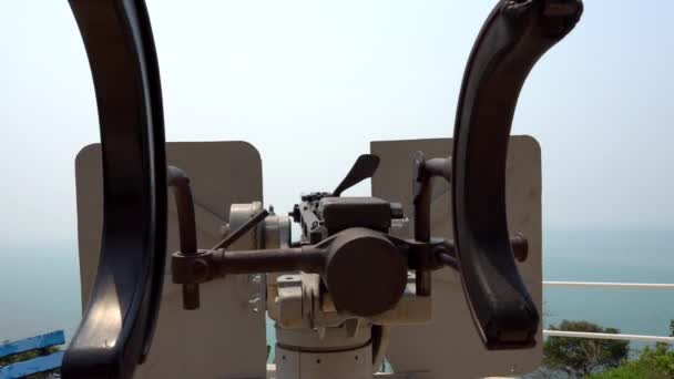 带有军用大炮的观察甲板 岸上的机枪 保护这个岛军用武器 战争的历史 一个大口径 对战斗的记忆 泰国长岛 — 图库视频影像