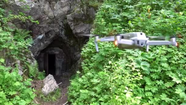 Dji Air2S Quadcopter Vznáší Před Vchodem Jeskyně Všude Kolem Jsou — Stock video