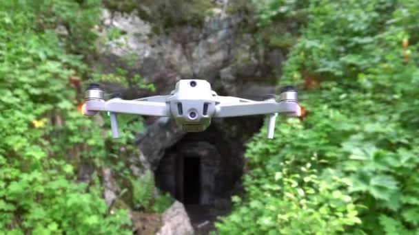 Dji Air2S Quadcopter Vznáší Před Vchodem Jeskyně Všude Kolem Jsou — Stock video