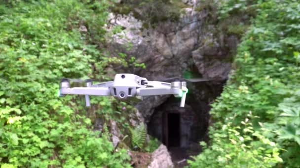 Quadricóptero Dji Air2S Paira Frente Entrada Caverna Arbustos Verdes Relva — Vídeo de Stock