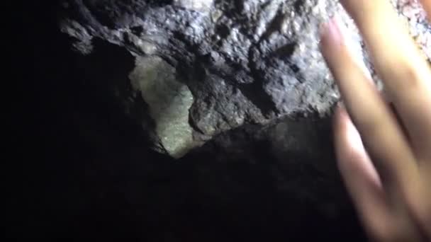 Ein Tropfen Auf Eine Alte Rostige Schraube Einer Höhle Nasse — Stockvideo