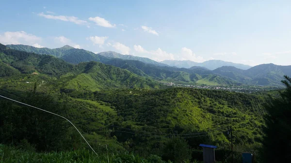 Altas Montañas Verdes Pequeño Pueblo Distancia Los Árboles Navidad Hierba —  Fotos de Stock