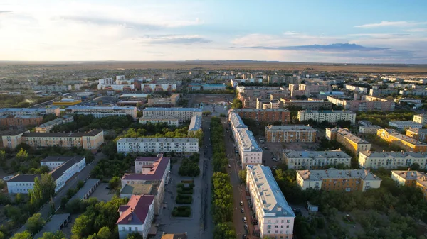 Egy Kis Balkáni Város Zöld Fákkal Ötemeletes Házak Különböző Színekkel — Stock Fotó