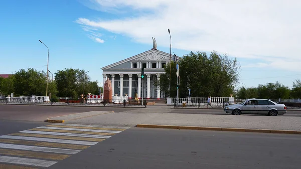 Křižovatka Auty Lidmi Poblíž Paláce Přes Modrou Oblohu Létají Bílé — Stock fotografie