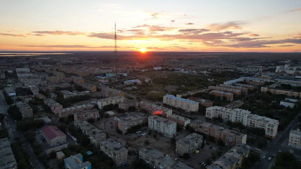 Şehir Manzaralı Turuncu Gün Batımı Televizyon Kulesi Gökyüzünün Güzel Gradyanı — Stok fotoğraf