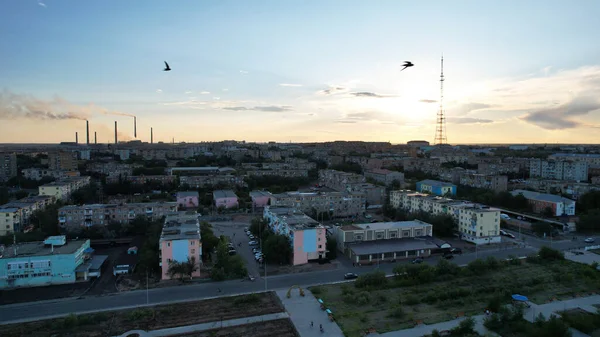 Flock Birds Fly City Sunset Small Town Balkhash Tall Tower — Stock Fotó