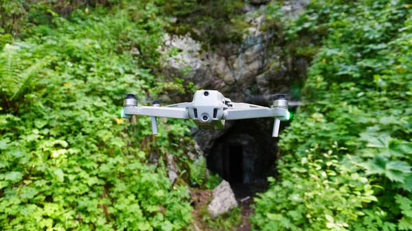 Quadricóptero Fundo Desfiladeiro Rochoso Verde Com Entrada Para Caverna Drone — Fotografia de Stock