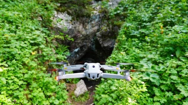 Quadricóptero Fundo Desfiladeiro Rochoso Verde Com Entrada Para Caverna Drone — Fotografia de Stock