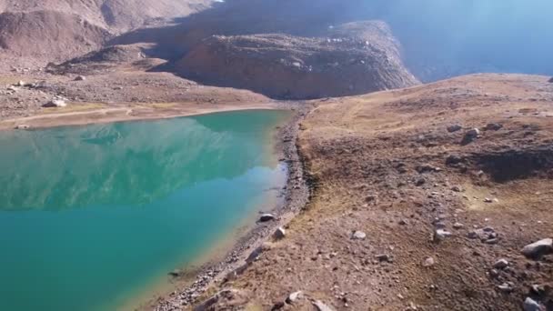 Szmaragdowy Kolor Wody Górskiego Jeziora Drone Widok Zielone Górskie Jezioro — Wideo stockowe