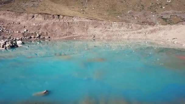 Lago Artificial Montanha Com Água Azul Uma Barragem Superfície Azul — Vídeo de Stock