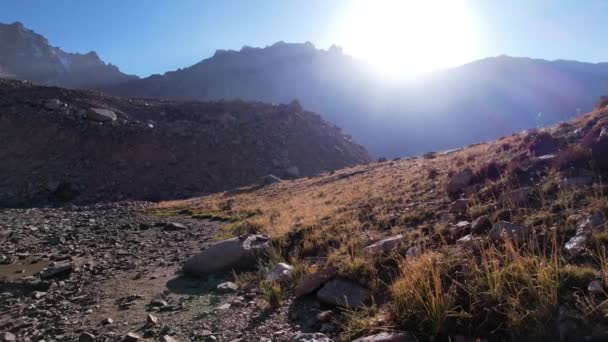 Sarı Çimenler Taşlarla Güneşin Altındaki Dağlar Mavi Gökyüzü Parlak Güneş — Stok video