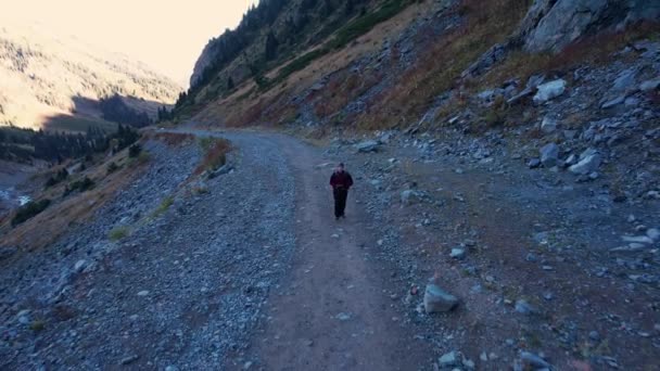 Ten Chlap Prochází Horách Podél Rokle Vysoké Hory Příkrým Útesem — Stock video