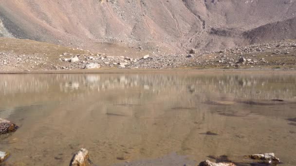 Transparante Bergmeer Omgeven Door Rotsen Het Water Als Een Spiegel — Stockvideo