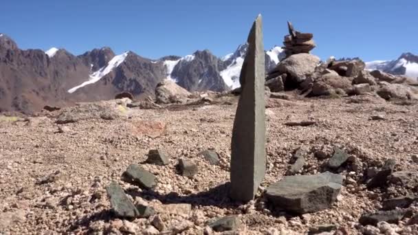 Egy Napóra Havas Hegyek Csúcsán Óra Kövekből Van Homokban Távolban — Stock videók