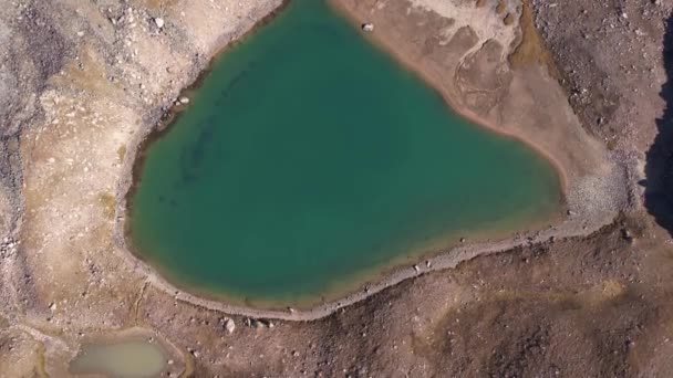 Изумрудный Цвет Воды Горного Озера Вид Зеленое Горное Озеро Отражением — стоковое видео