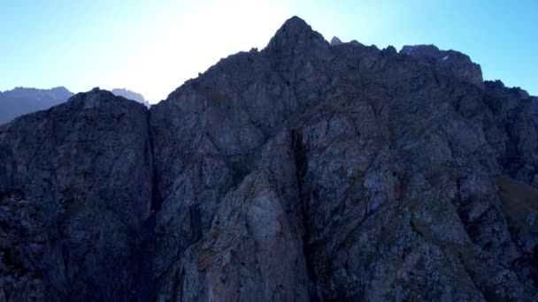 Güneş Sarp Kayalıkların Arkasından Doğar Parlak Işınlar Parlaklık Gölge Yaratır — Stok video