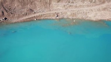Mavi suyu ve barajı olan bir dağ yapay gölü. Suyun turkuaz yüzeyi dağları yansıtır. Yakınlarda çamurlu suyu olan küçük bir göl var. Dağlarda kendini koruyan bir baraj.