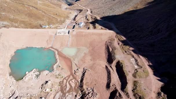 Ein Künstlicher Bergsee Mit Blauem Wasser Und Einem Damm Die — Stockvideo