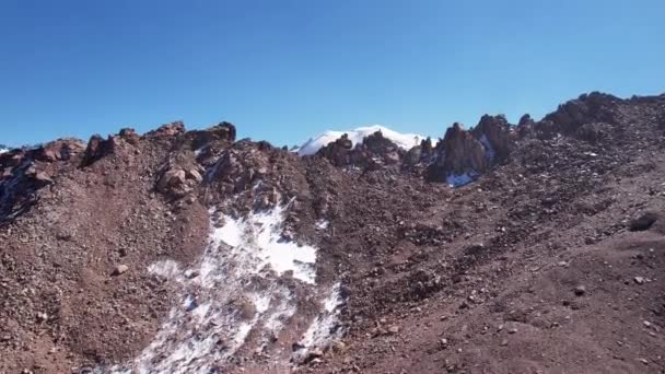 Col Rocheux Surplombant Les Montagnes Enneigées Falaises Escarpées Gros Rochers — Video