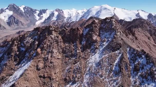 Montagnes Rocheuses Enneigées Sommets Dans Une Brume Légère Vue Aérienne — Video